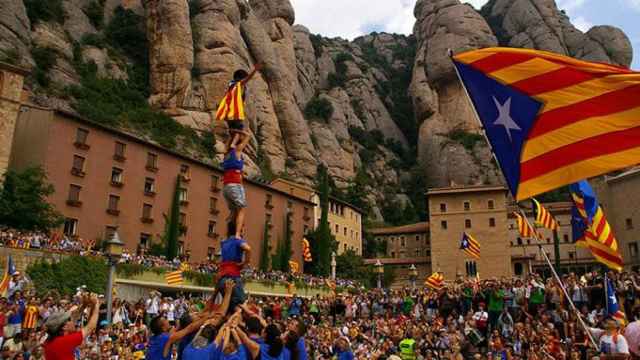 Castellers y banderas independentistas ante el Monasterio de Montserrat / CG