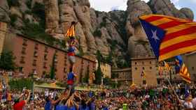 Castellers y banderas independentistas ante el Monasterio de Montserrat / CG