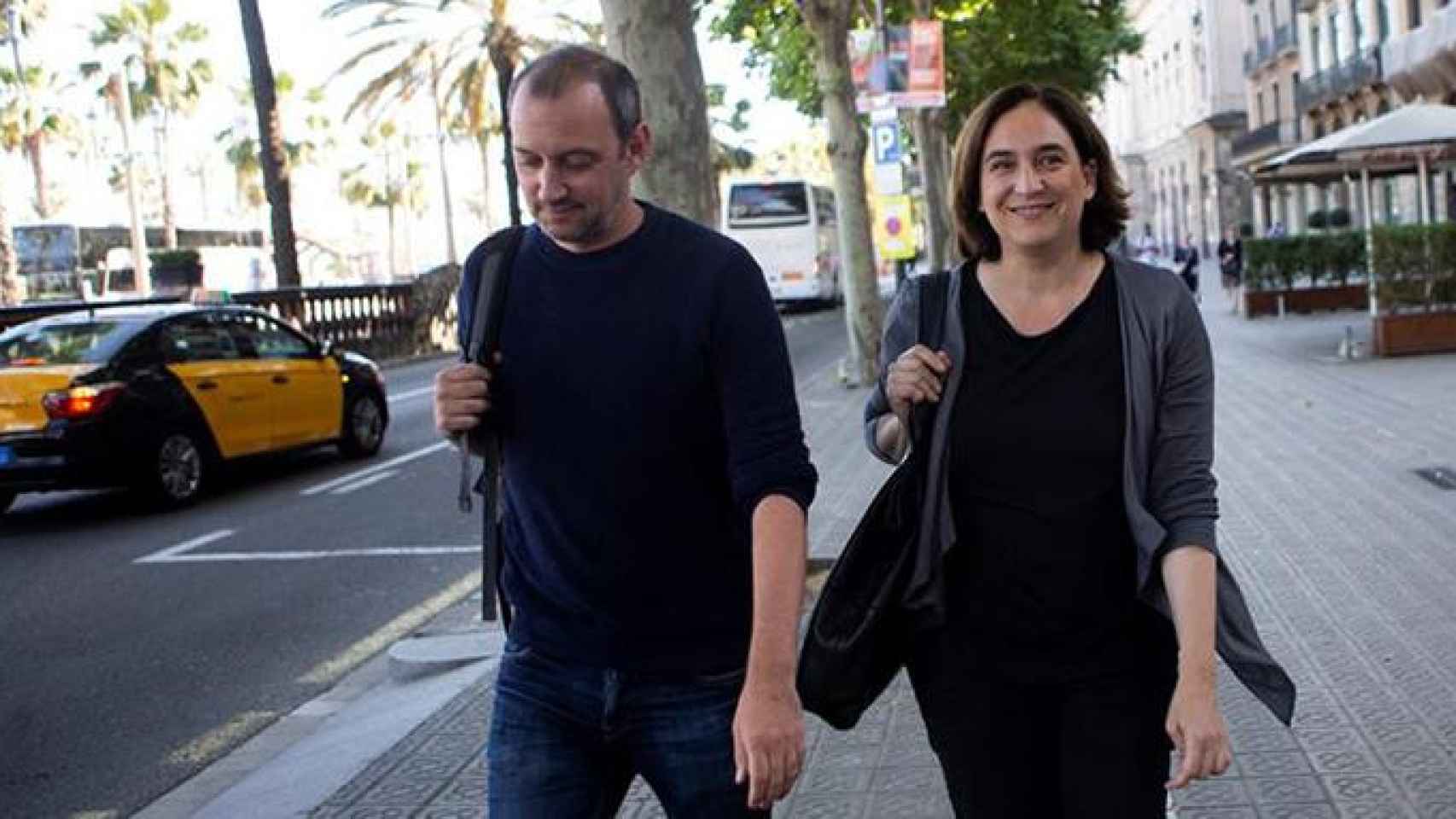 Ada Colau (d) sale de un hotel del centro de Barcelona junto a su marido Adrià Alamany tras reunirse con el candidato de ERC a la alcaldía de Barcelona, Ernest Maragall / EFE