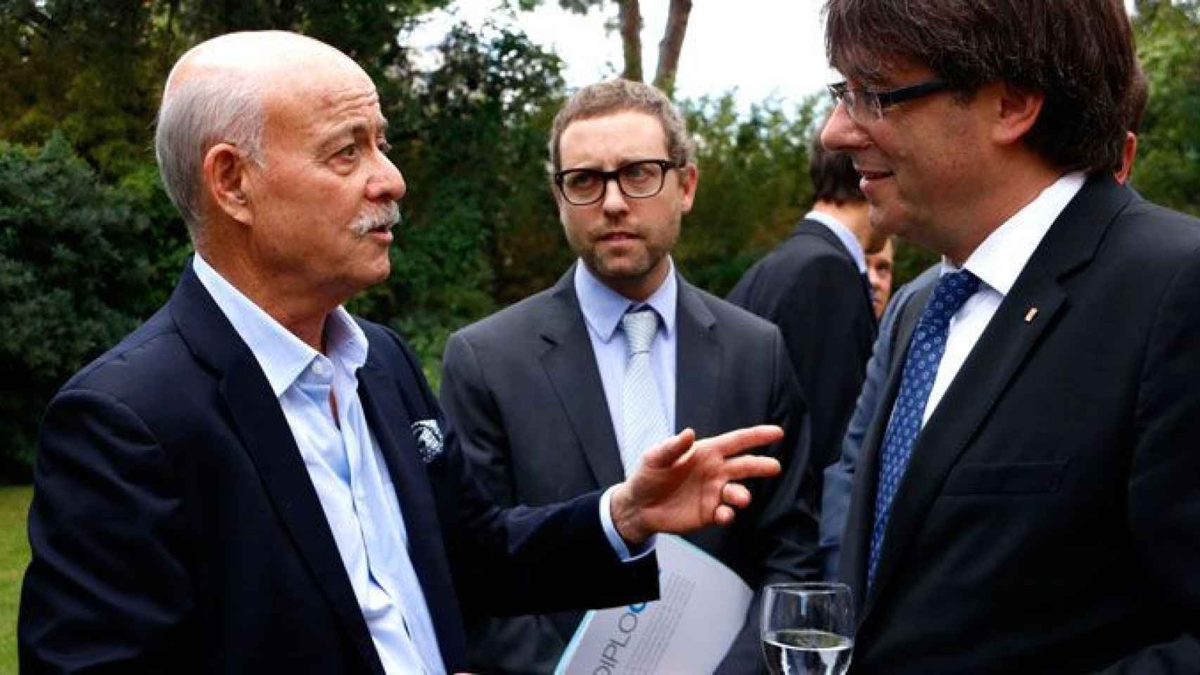 El expresidente catalán Carles Puigdemont (d); Albert Royo (c) y un representante de la ONU, en un acto protocolario / CG