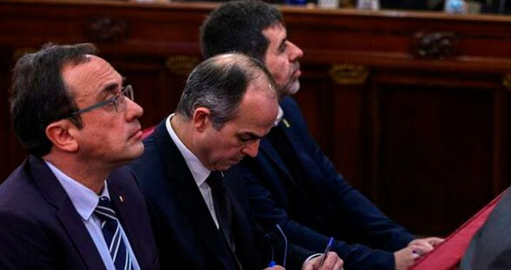 Josep Rull (i), Jordi Turul (c) y Jordi Sànchez en el banquillo del Tribunal Supremo / EFE