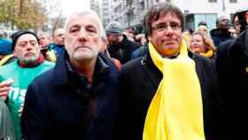 El presidente catalán prófugo, Carles Puigdemont, con Josep Maria Matamala en una manifestación / CG