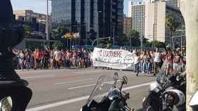 Los estudiantes que han cortado el tráfico en la Diagonal se dirigen a la plaza Universitat / Twitter