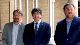 Carles Puigdemont (c), presidente de la Generalitat, junto al vicepresidente económico, Oriol Junqueras (d), y el líder de los 'comuns', Xavier Domènech (i) / CG