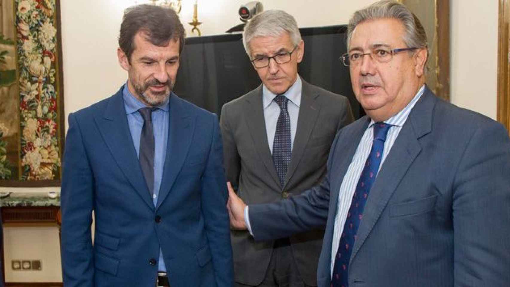 El nuevo jefe de los Mossos d'Esquadra, Ferran López (i), el secretario general técnico del Ministerio de Interior, Juan Antonio Puigserver, y el ministro de Interior, Juan Ignacio Zoido (d) / MINISTERIO INTERIOR