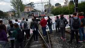 Protestas: un grupo de manifestantes cortan las vías de FGC en Sant Cugat como protesta por el encarcelamiento del Govern cesado / TWITTER