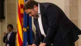 El vicepresidente de la Generalitat y responsable de la 'conselleria' de Economía, Oriol Junqueras, en la firma a favor de la independencia del pasado 10 de octubre / EFE