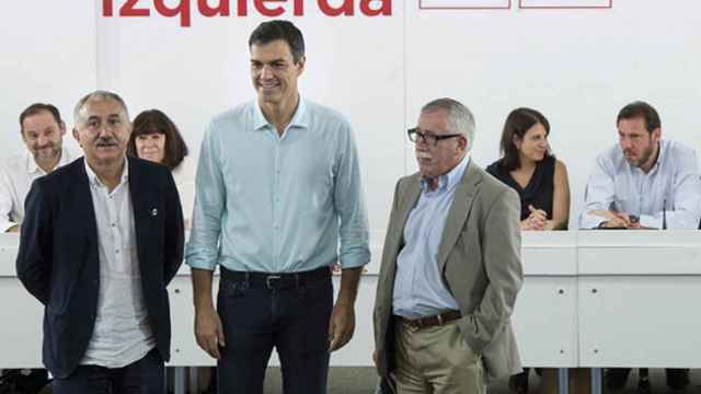 El secretario general del PSOE, Pedro Sánchez, junto a los secretarios generales de CCOO, Ignacio Fernández Toxo (d), y UGT, Pepe Álvarez (i), al inicio de la reunión de la Comisión Ejecutiva Federal del PSOE que se celebra en la sede del partido, en Madr