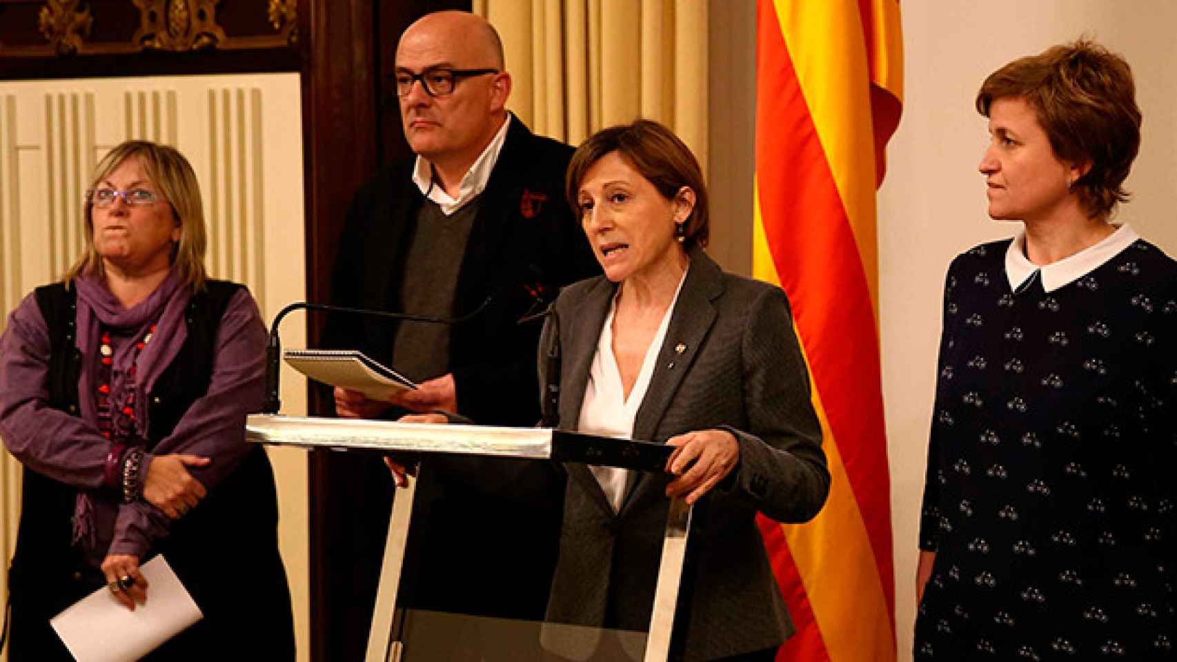 La presidenta del Parlament, Carme Forcadell (c), junto a los miembros de la Mesa, Lluís Corminas, Anna Simó (d) y Ramona Barrufet (i) / EFE