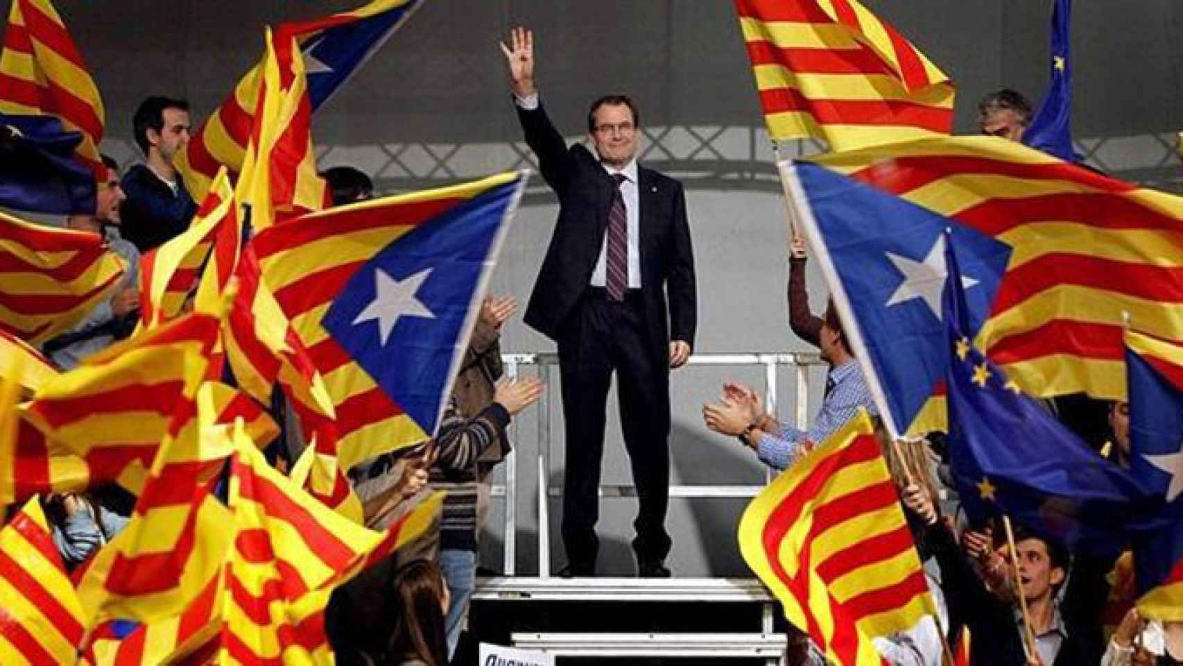 Artur Mas, en un mitin electoral, rodeado de banderas independentistas / CG