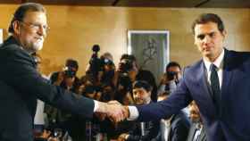 Los líderes de PP y Ciudadanos, Mariano Rajoy y Albert Rivera, se dan la mano en la reunión previa a la firma del acuerdo de investidura. / EFE