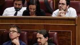 En la imagen, en primera fila: el líder de Podemos, Pablo Iglesias (d), y el portavoz parlamentario de Unidos Podemos, Íñigo Errejón (i), junto a, en segunda fila: Rafael Mayoral (i) y Carolina Bescansa (c), de Podemos, y el líder de IU, Alberto Garzón (d