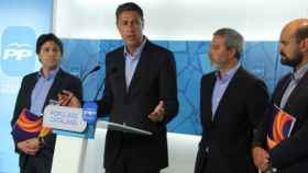 El candidato del PP para el 27S, Xavier García Albiol, y el presidente de SCC, Josep Ramon Bosch, en el centro, en rueda de prensa conjunta