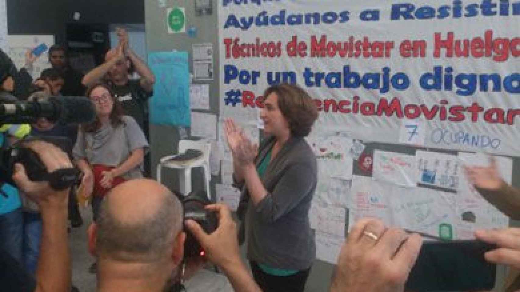 La líder de Barcelona en Comú, Ada Colau, en el encierro de trabajadores subcontratados de Movistar