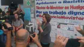 La líder de Barcelona en Comú, Ada Colau, en el encierro de trabajadores subcontratados de Movistar