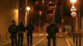 Mossos d'Esquadra, durante la intervención policial en 'La kasa de la muntanya' en Barcelona