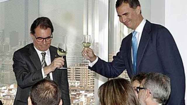 El Príncipe Felipe brinda con el presidente de la Generalidad, Artur Mas