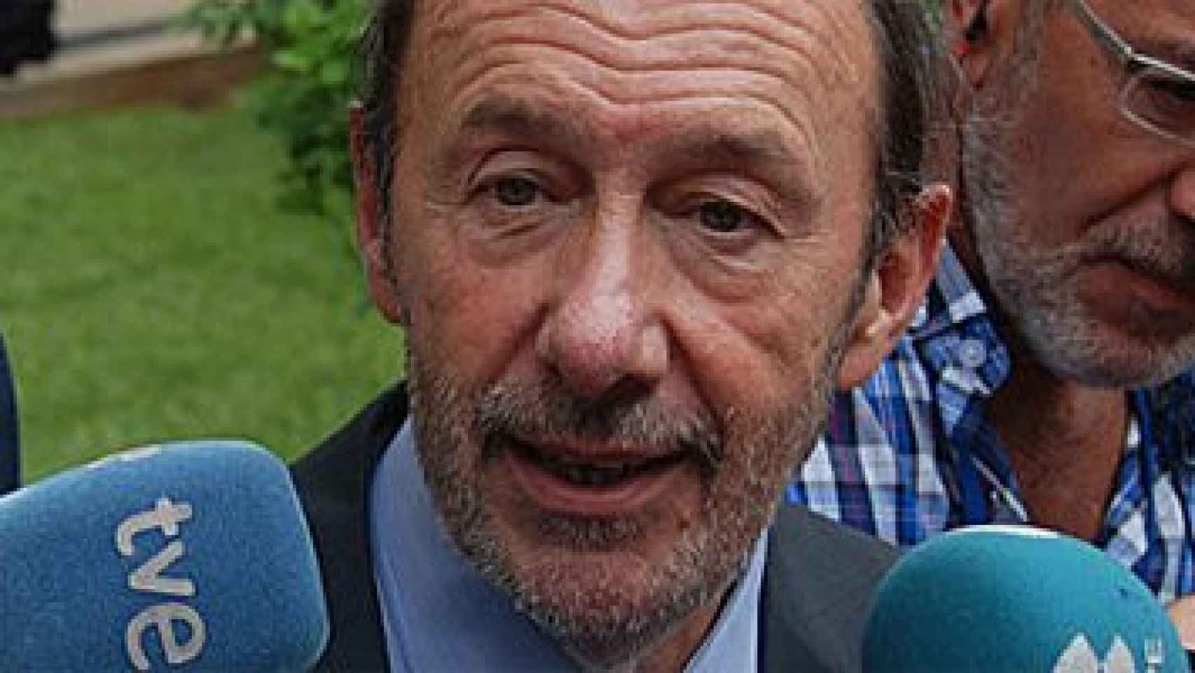 Alfredo Pérez Rubalcaba, líder del PSOE, atendiendo a los medios de comunicación