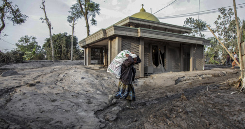 Un hombre saca sus pertenencias de la aldea Kajar Kuning, en la provincia de Java Oriental (Indonesia) a consecuencia de la ceniza volcánica del Monte Semeru / SUSANTO - EFE
