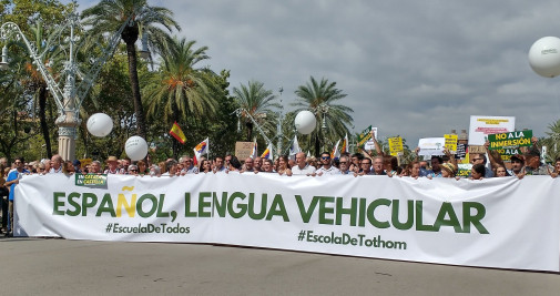 Cabecera de la manifestación por el 25% del castellano en las escuelas catalanas / @SergioBlazquezA