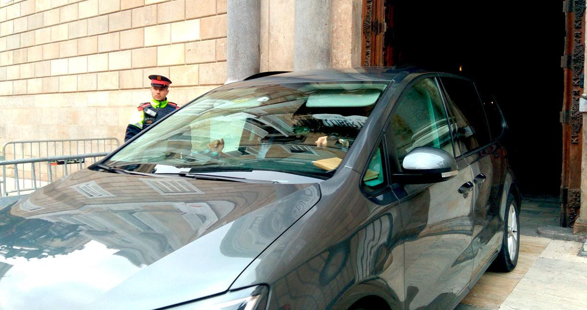 El vicepresidente del Govern, Pere Aragonès, sale con el coche oficial del Palau de la Generalitat tras una hora de reunión con Quim Torra / EUROPA PRESS