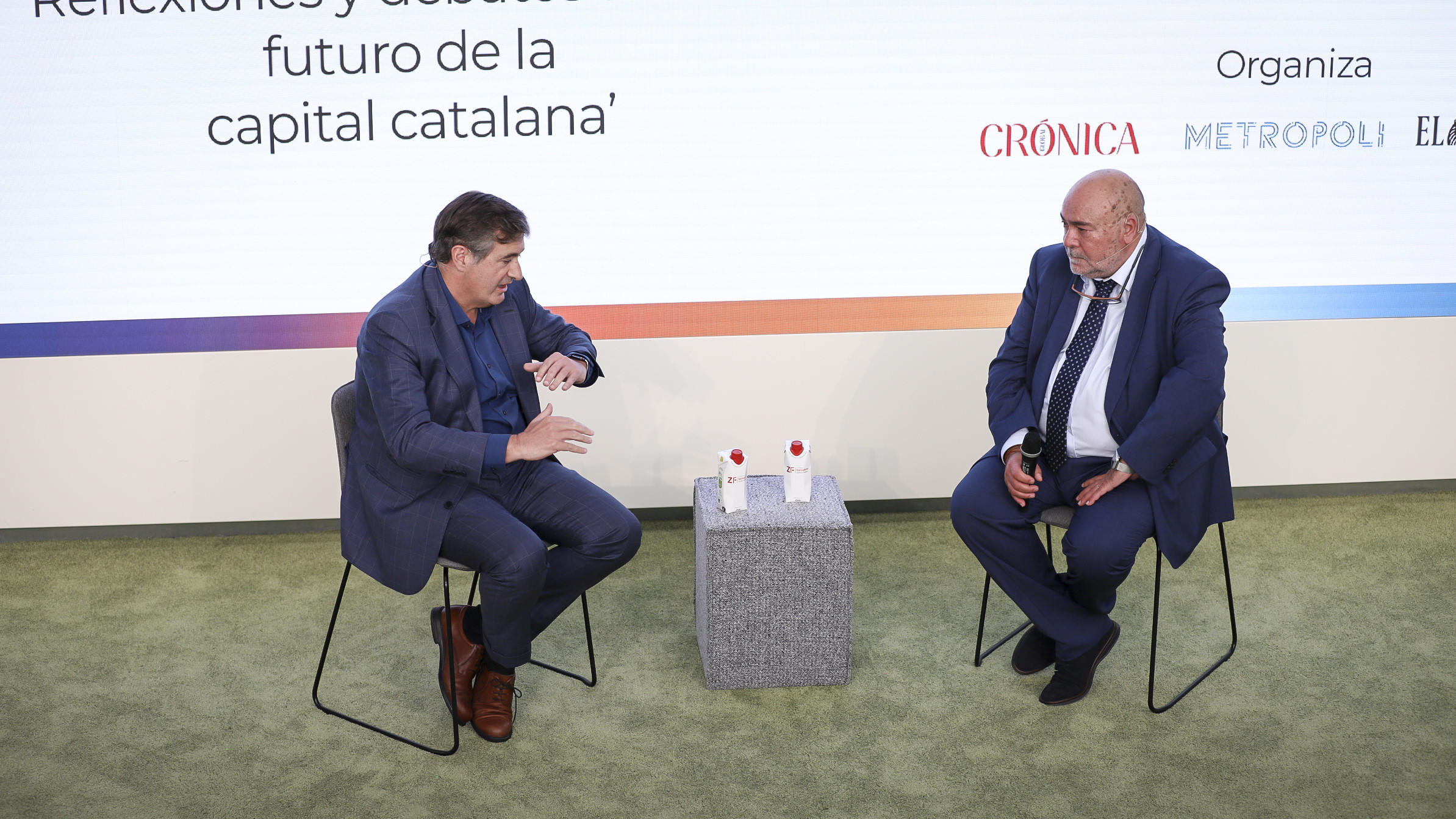 Jordi Juan, director de 'La Vanguardia' (i), y Xavier Salvador, consejero delegado de Grupo de Medios Global, en el foro 'Desperta BCN!' / GALA ESPÍN