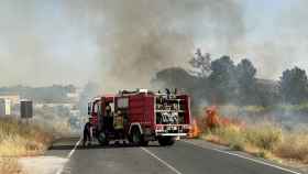 Los bomberos tratan de sofocar uno de los últimos cinco incendios registrados en Lleida / BOMBERS