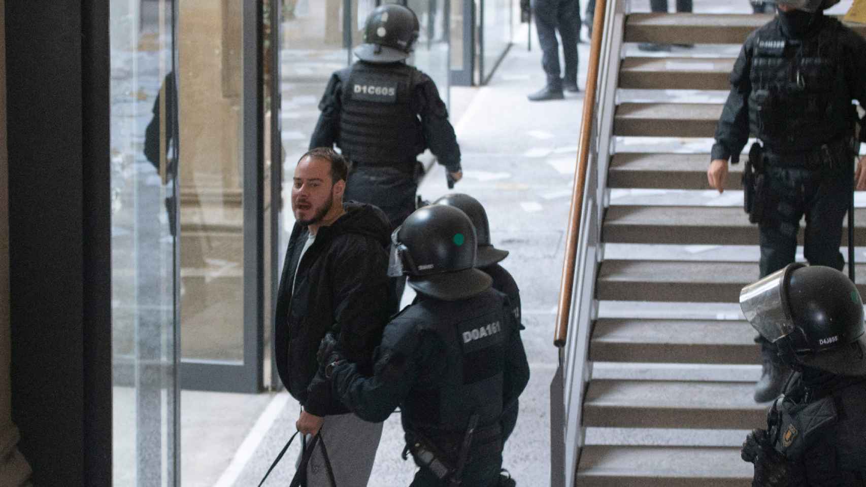 Pablo Hasel detenido en la UdL, donde agredió a un periodista en 2016 / LORENA SOPENA - EUROPA PRESS