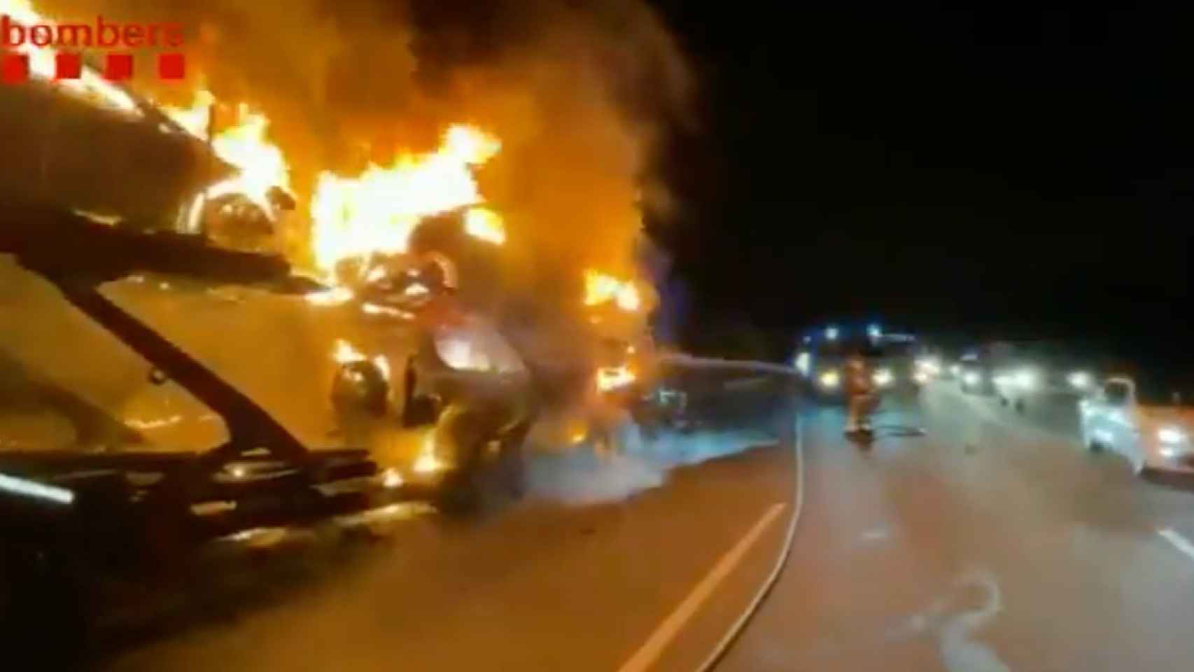Incendio de un camión cargado de coches en la AP-7 / BOMBERS