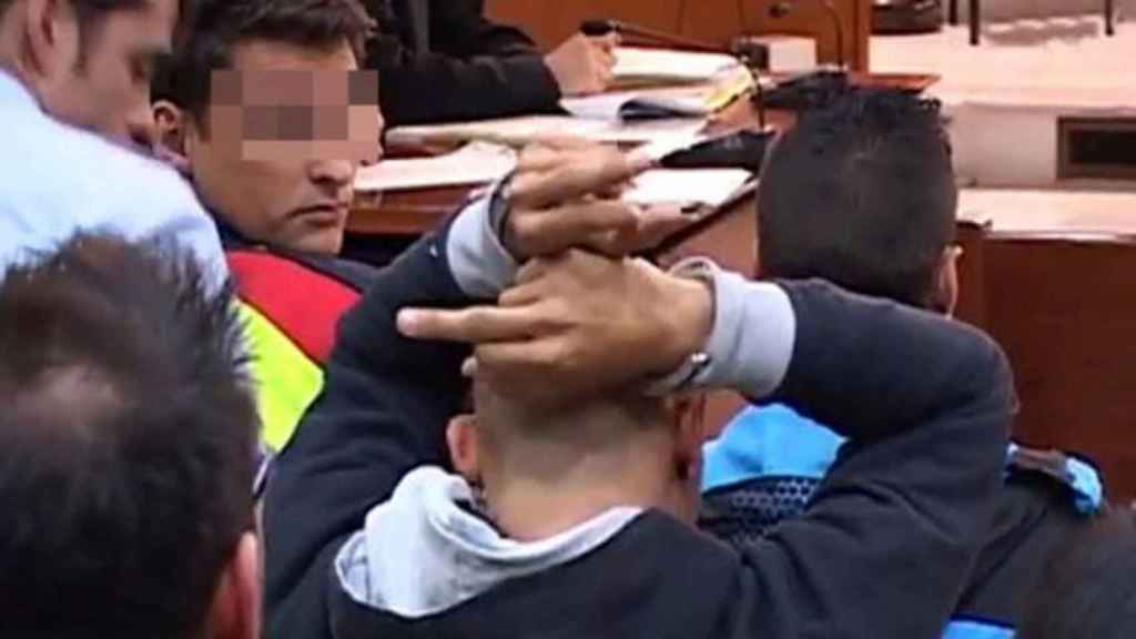 Un miembro de los Casuals hace gestos a la prensa durante el juicio de 2013