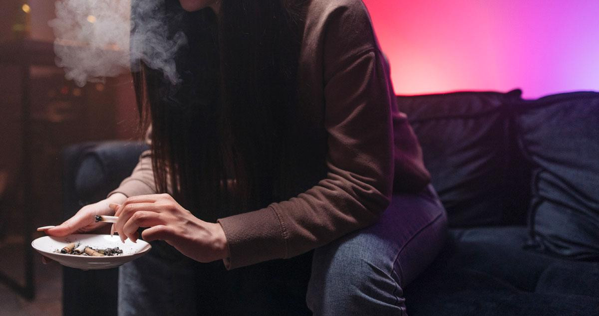 Imagen de una mujer fumando un cigarrillo de cannabis / Pexels