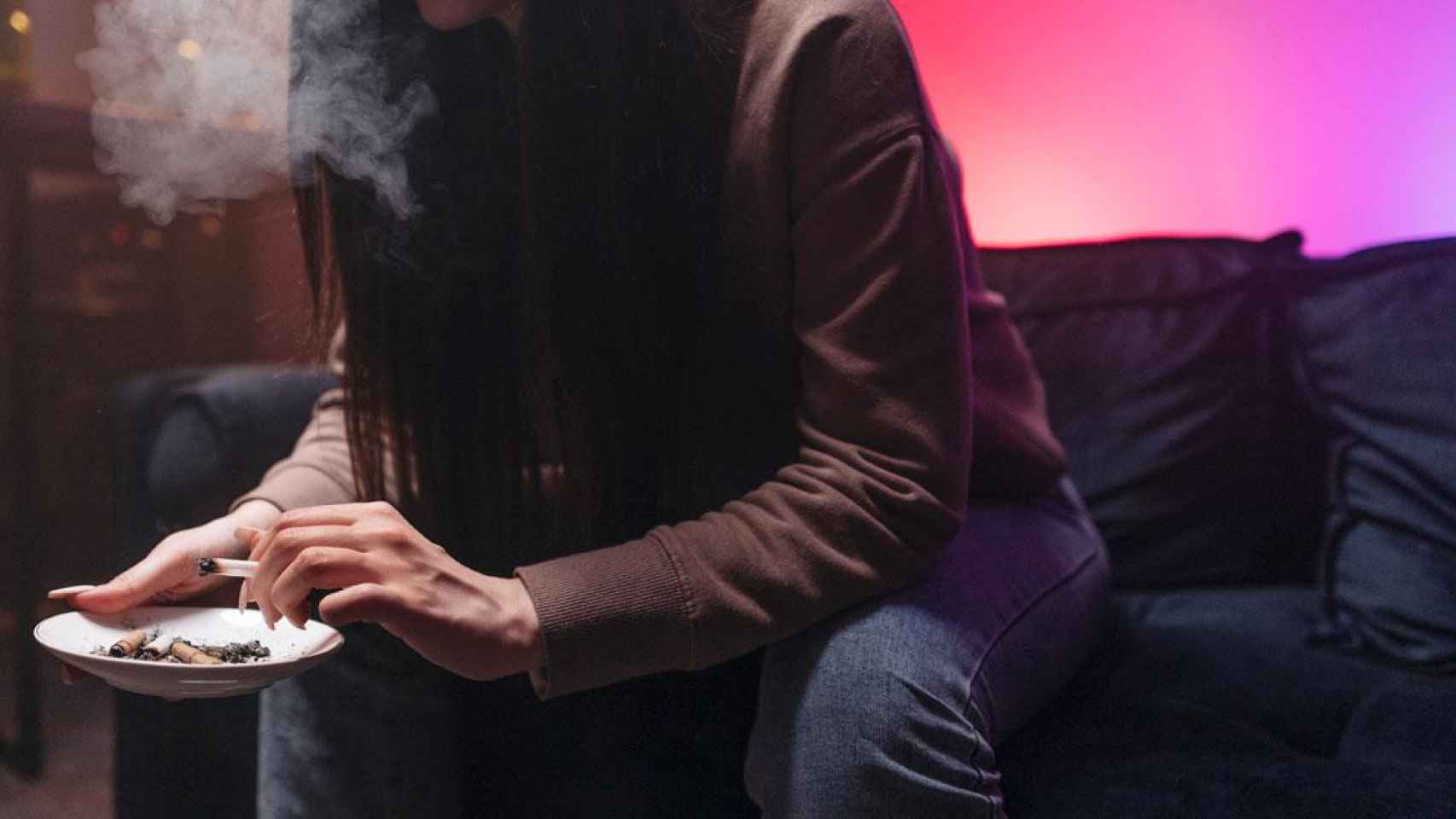 Imagen de una mujer fumando un cigarrillo de cannabis / Pexels