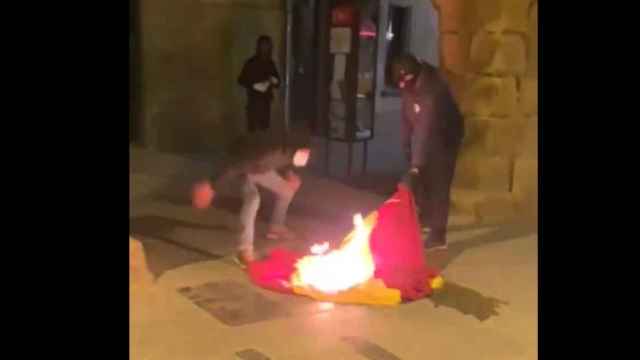 Momento de la quema de la bandera de España bajo el balcón del Ayuntamiento de Vic / TWITTER