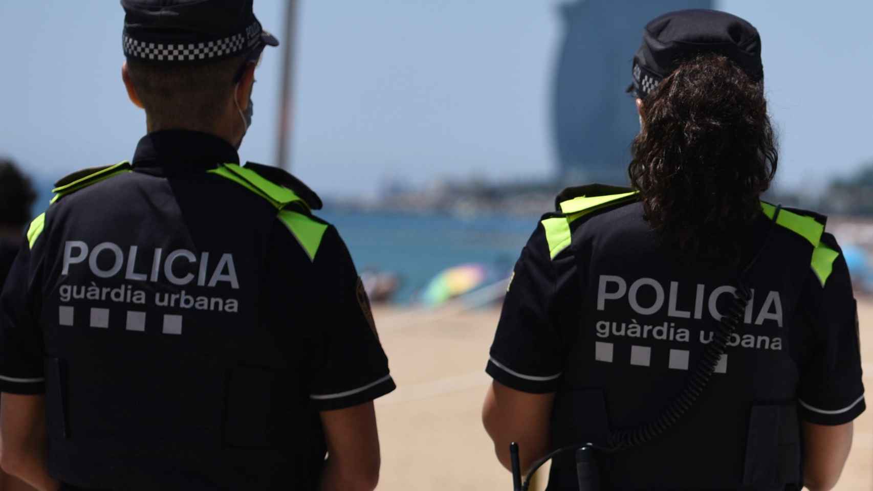 Una pareja de la Guardia Urbana vigila una playa de Barcelona / GUARDIA URBANA
