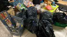 Bolsas con alimentos caducados intervenidos por la Guardia Urbana en una tienda de Sants / GUARDIA URBANA