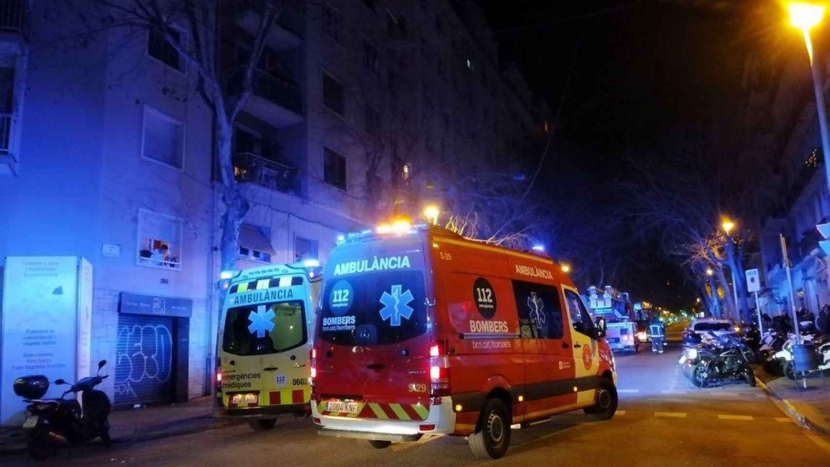Ambulancias y bomberos en el lugar del incendio en la calle Padilla de Barcelona /BOMBEROSBCN