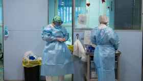Sanitarios en la uci para enfermos de coronavirus del Hospital Josep Trueta de Girona / EP