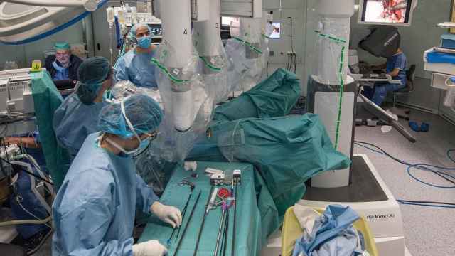 Panorámica de una operación quirúrgica en el hospital Clínic de Barcelona / EP