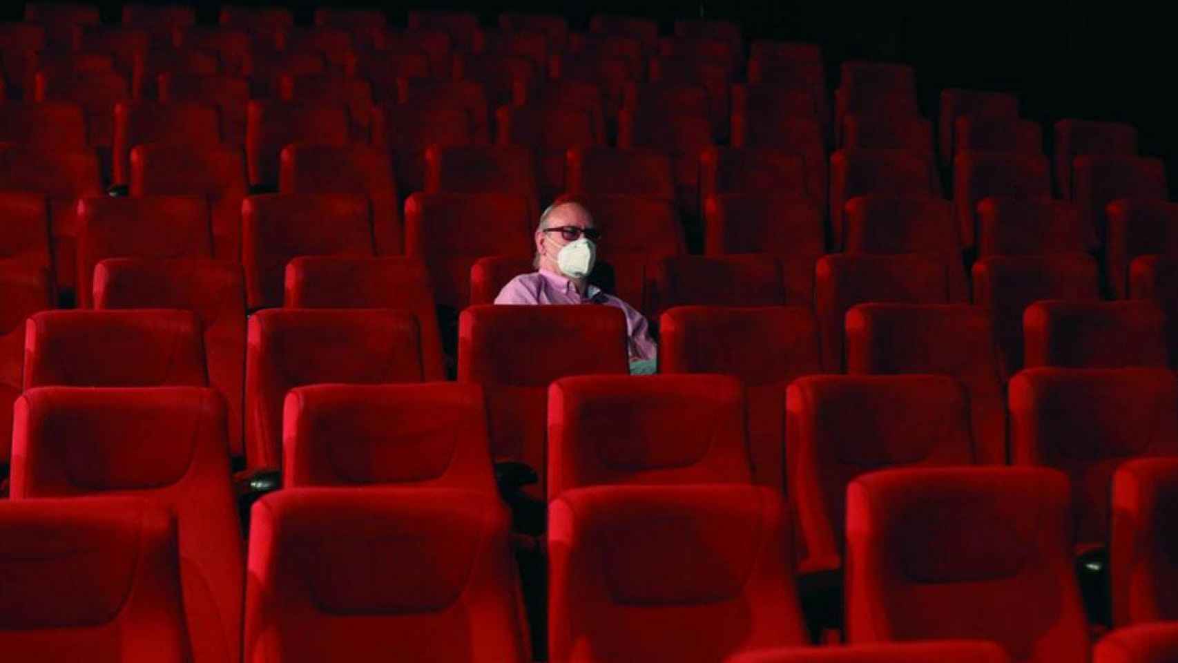 Un espectador con mascarilla en uno de los cines durante la pandemia / EFE