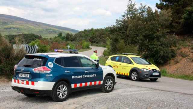 Agentes de los Mossos d'Esquadra y de Emergencias Médicas en una carretera secundaria / CG