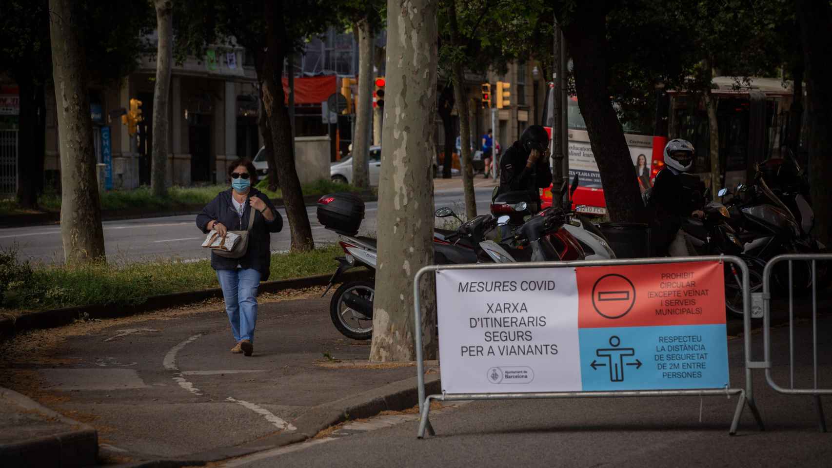 La ciudad de Barcelona se adapta a la salida a las calles por el coronavirus / EP