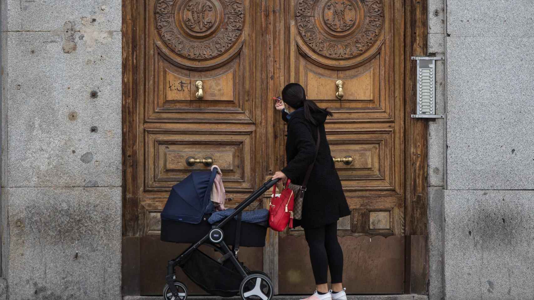 Maternidad. Una mujer con un bebé nacido durante la crisis del coronavirus / EUROPA PRESS