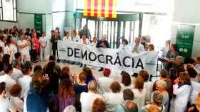 Imagen de una protesta independentista en el 'hall' del Hospital Clínic Barcelona, que tiene acuerdos con estados autoritarios / CG