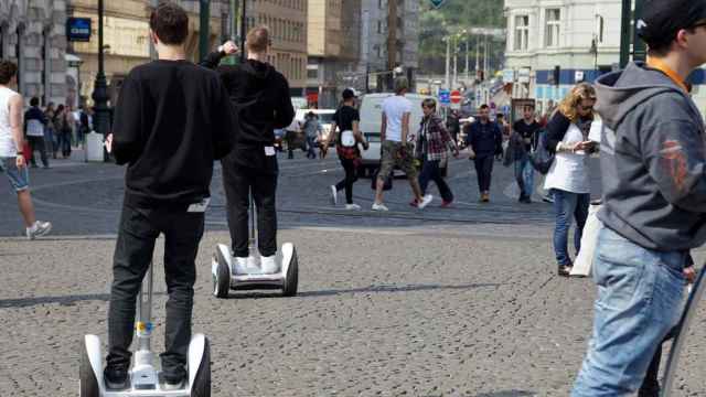 Personas montando en vehículos de movilidad personal (patinetes) / PIXABAY