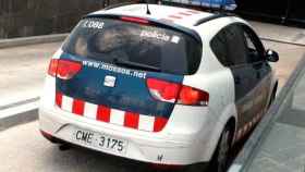 Vehículo de los Mossos d'Esquadra, que han detenido a un joven por presuntos abusos sexuales a dos menoresen la Seu d'Urgell / MOSSOS