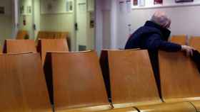 Imagen de un usuario en un centro de atención primaria vacío por motivo de la huelga en Cataluña / EFE