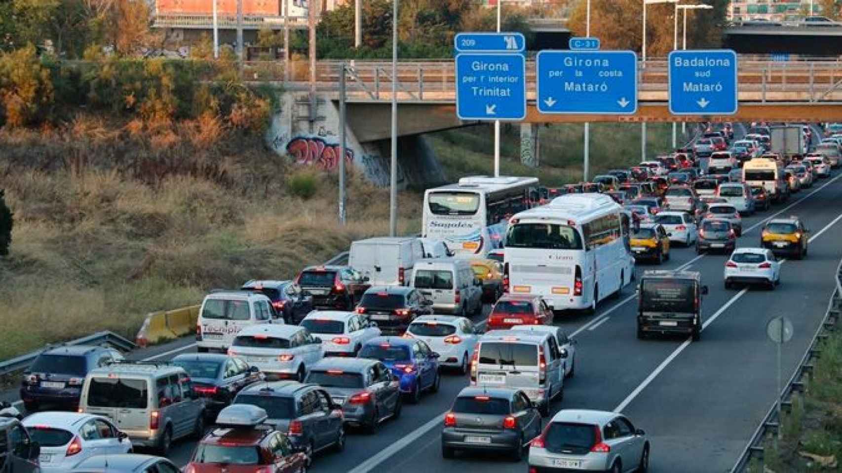 Una foto de archivo del tráfico en una carretera de acceso a Barcelona / Las carreteras, bloqueadas a causa de las manifestaciones