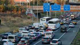 Una foto de archivo del tráfico en una carretera de acceso a Barcelona / Las carreteras, bloqueadas a causa de las manifestaciones