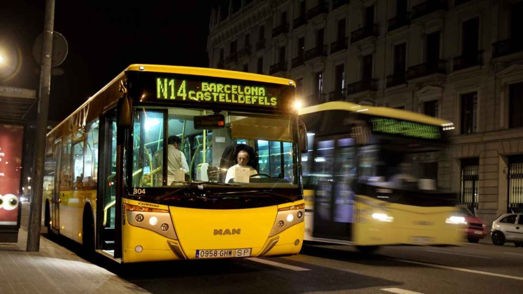 Dos Nitbus en una parada próxima a la plaza Cataluña de Barcelona / CG
