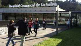 Entrada al Hospital Comarcal de la Selva en Blanes (Girona), cuyas urgencias colapsaron esta semana / CG